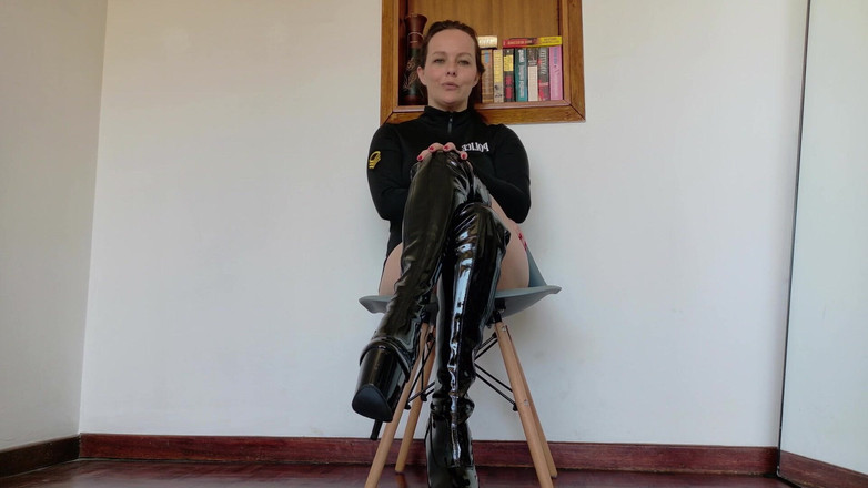 Kinky Lyrical: Šikanuje tě v botách