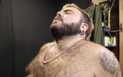 Dom Cub en acción de cachorro sumiso