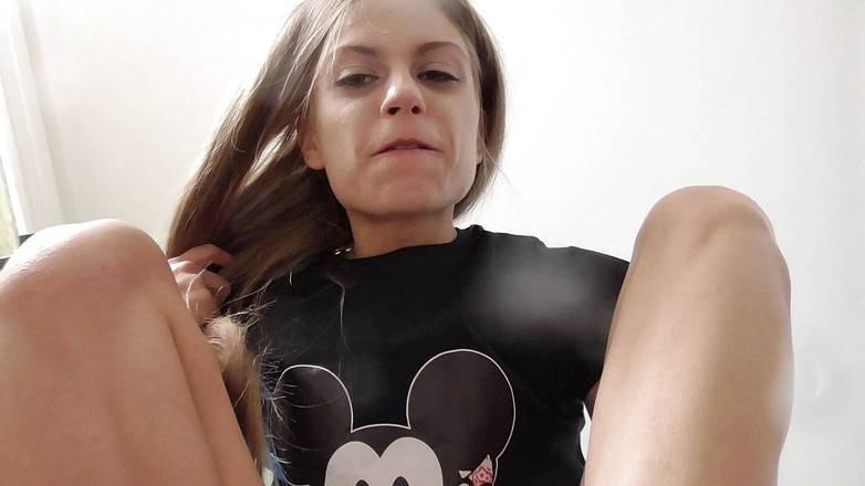 Solo Austria: 第一人称视角！Teenie荡妇女孩踩踏口水的乐趣！