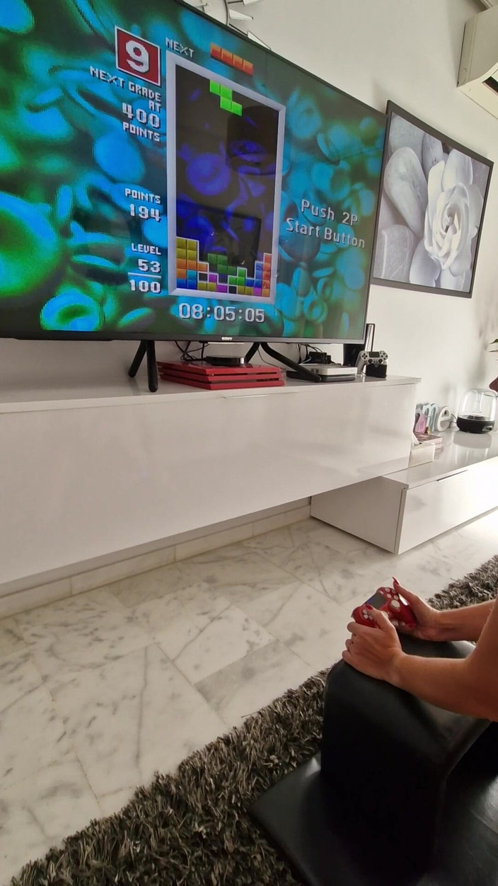 LC couple: MILF tenta jogar Tetris enquanto está sentada na máquina de...
