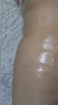 Sensual gordinha latina Sonia Blaze tira o biquíni e lubrifica seus peitos grandes e bunda curvilínea grossa
