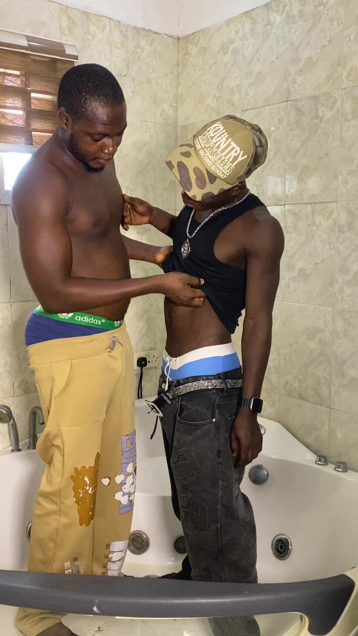 BlackDanie_production: Dikongkek oleh teman lelaki saya di bilik air