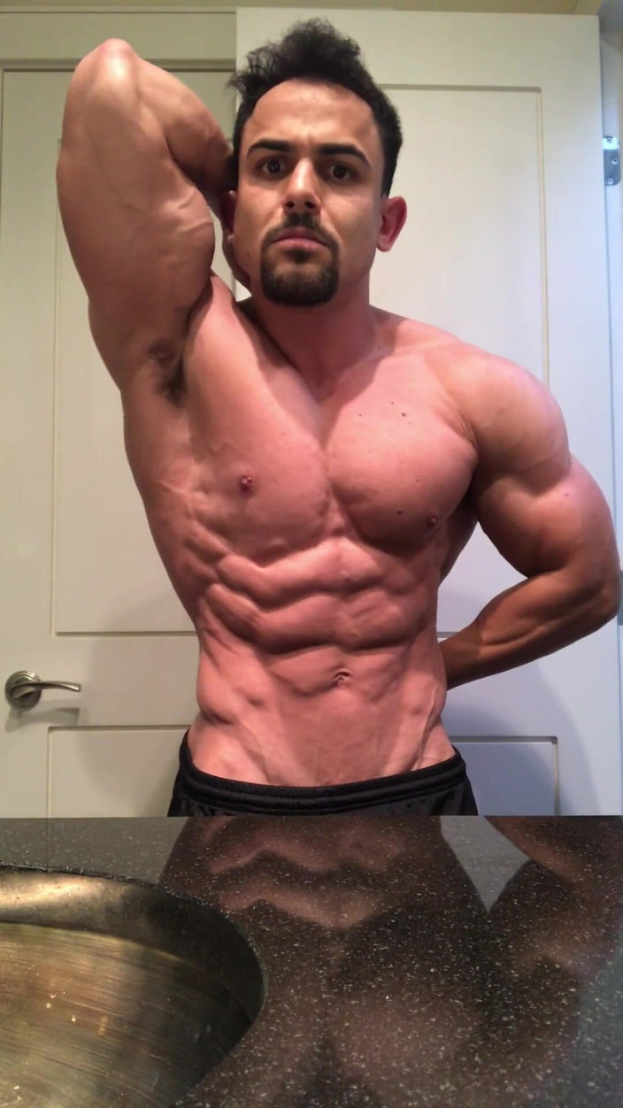 Benji Bastian: Il bodybuilder segato benji bodybuilder flette i suoi muscoli enormi,...