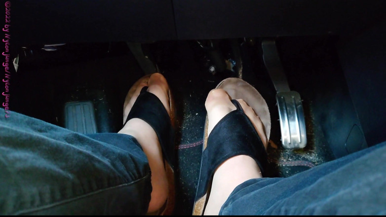Carmen_Nylonjunge: Pompare cu pedală în papuci • Naillonfeet ***