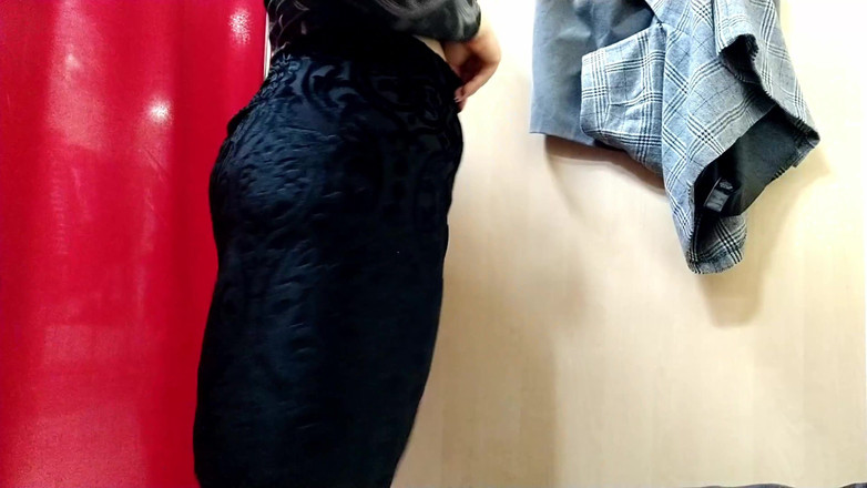 Elena: 女装试衣间的视频。连裤袜大屁股裙子