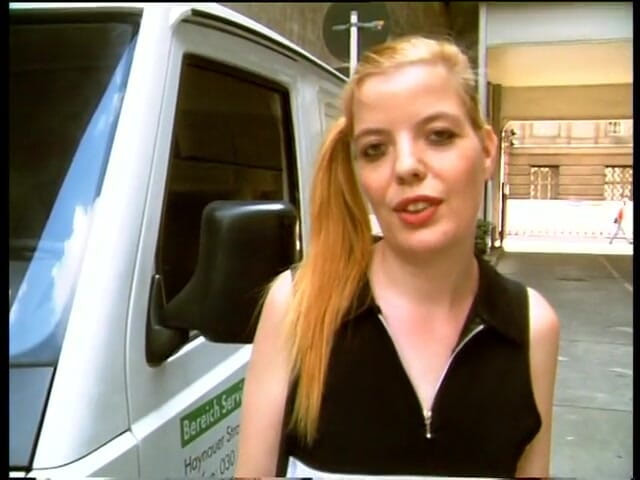 Lucky Cooch: Menina alemã bonita dando uma entrevista ao ar livre