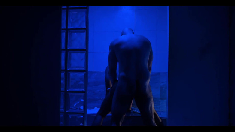 The Gay Quadzilla: Un urs musculos fute o femeie latino în sauna gay