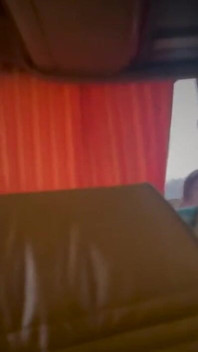 Dei Um Aho Para Um Estranho No Banco De Trás Do Ônibus E Gozei