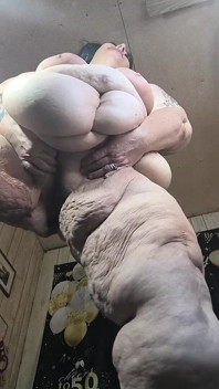 Babička svléká stříkající kape