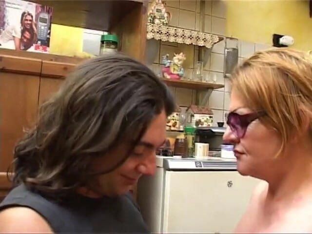 Milf in Love: Mamei sexy obraznice îi place să sugă pula