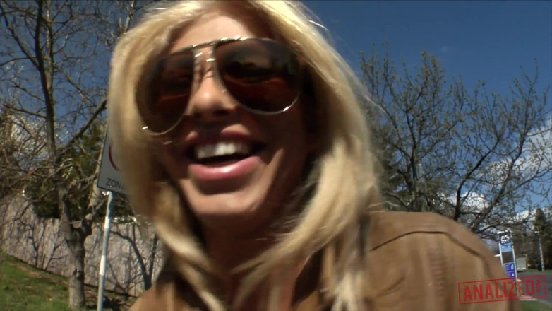 Analized: Tas blond raver Clara