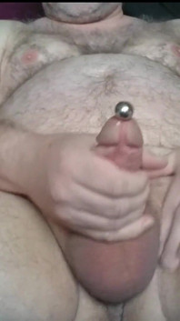 Arrapato si masturba con una spina del pene