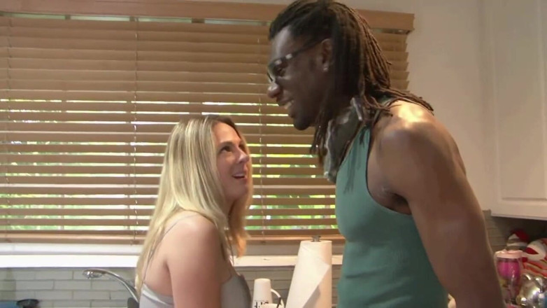 Black Sinner: Üvey anne ve üvey kızı büyük siyah yarakla sikiliyor