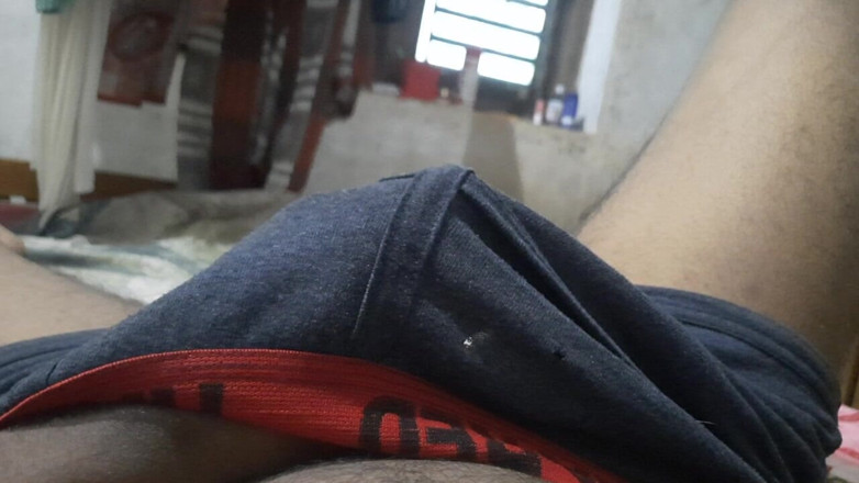 Wheyincognito: Băiat sexy cu șase pachete care se masturbează în cameră