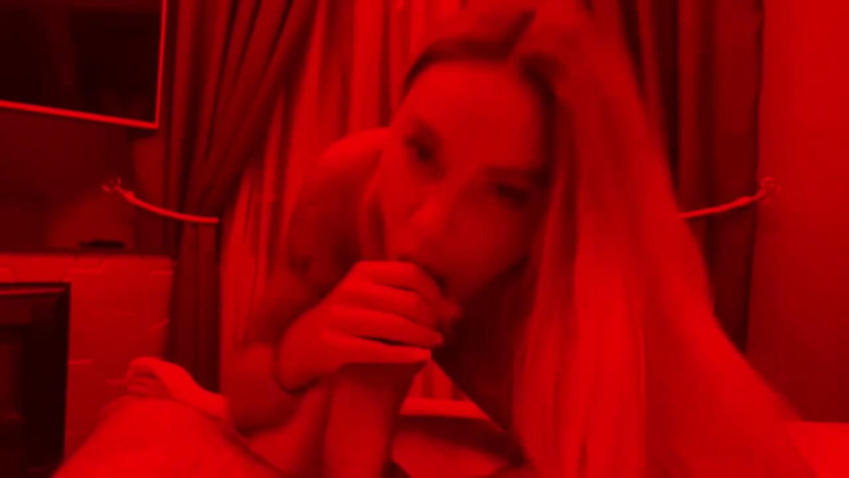 Monika Fox: Monika Fox Nedbalé kouření a fisting v červeném pokoji