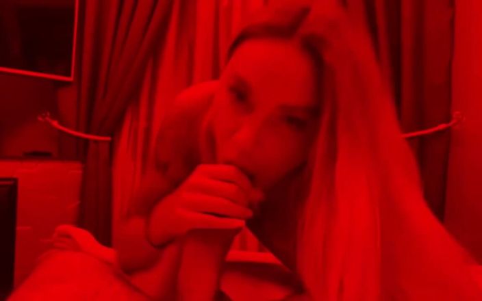 Monika FoXXX studio: Monika Fox natte pijpbeurt en vuistneuken in een rode kamer
