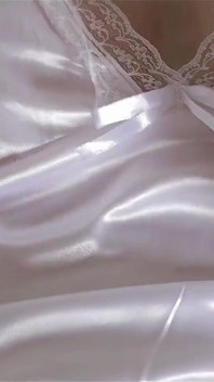 Tobrut Girl Colmek vestindo um vestido de cetim sexy