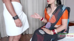 Tante seksi india nggak sengaja keluar dari kamar mandi sambil bugil di kamar mandi