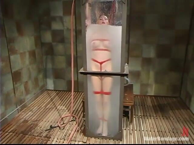 Water Bondage by Kink: Stella sott'acqua