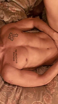 Un gay eccitante ama andare in quartiere a scopare con un amico interrazziale