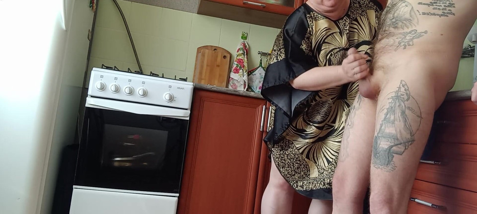 Zona901: milf szarpie mojego kutasa przed lunchem