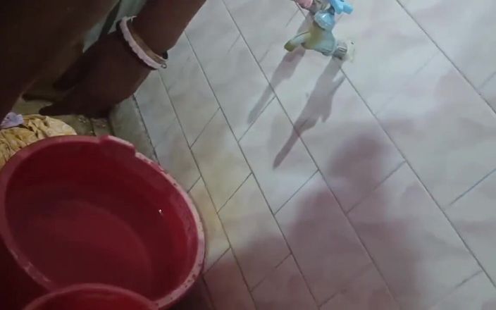 bengalihousewife: Gospodină indiană goală și baie goală