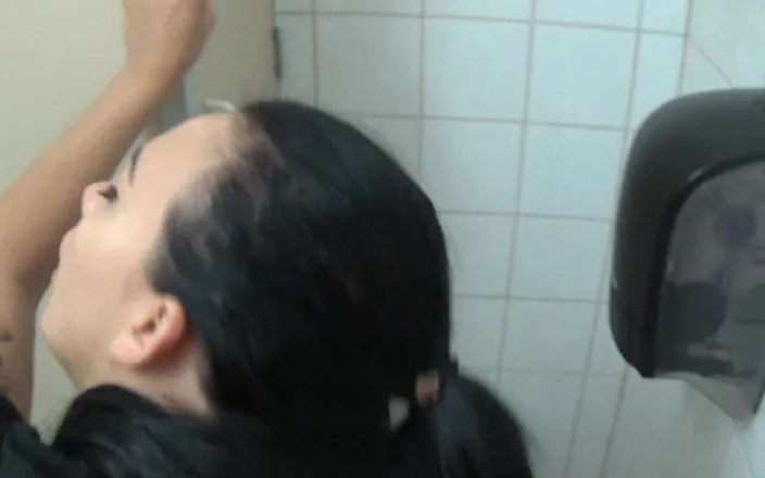 Qombol: Sesso con la mia sorellastra arrapata nel bagno dell'hotel