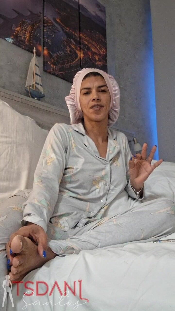 Tsdanisantos1: Zu Hause zeigt eine gute Shemale ihren Schwanz