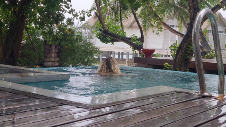 TheloveStory: Masturbasi di tengah hujan di kolam renang pantat montok yang...