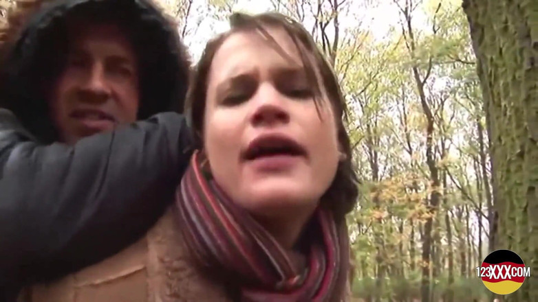 123XXX - Fucked Amateurs in Germany!: Morena sorridente fodida em um parque