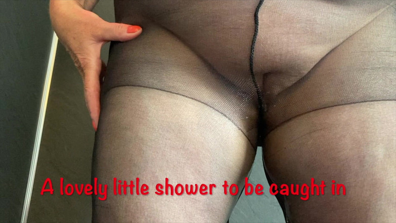 Mr MF: Doamna Matură cu picioarele în ciorapi