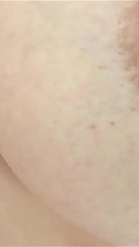 Ich staubsaugen in meinem bett, und nach meinen nippeln und meiner muschi