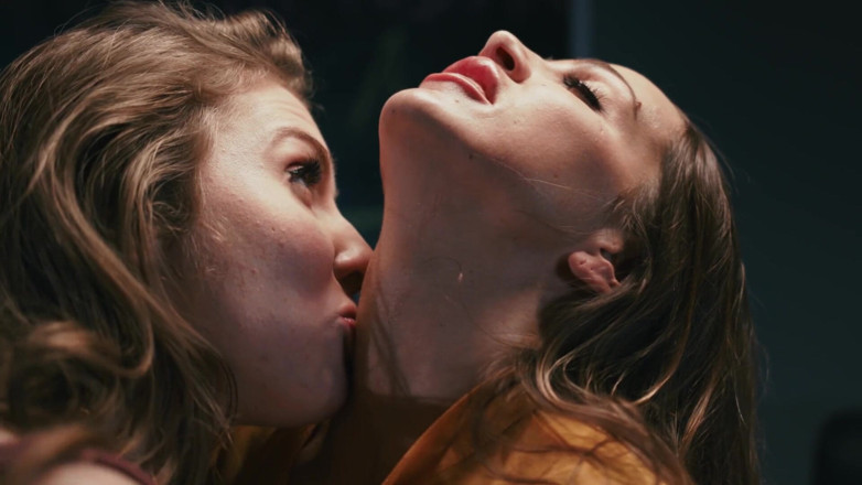 SweetheartVideo: Kızlar kızları öpüyor 25_scene 2_kiss ve anlat