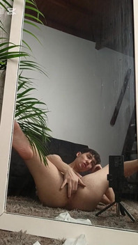 Twink 用大假阳具操她的屁股，摇晃她的大鸡巴直到她射精