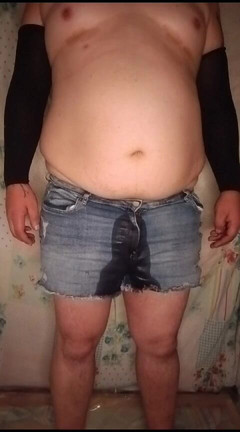 News One: Pissen in jeans-shorts