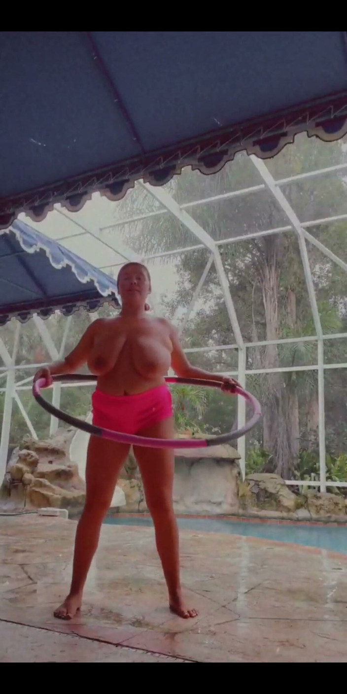 Annabelle Rogers: Treino de topless no dia de chuva na piscina! Você...