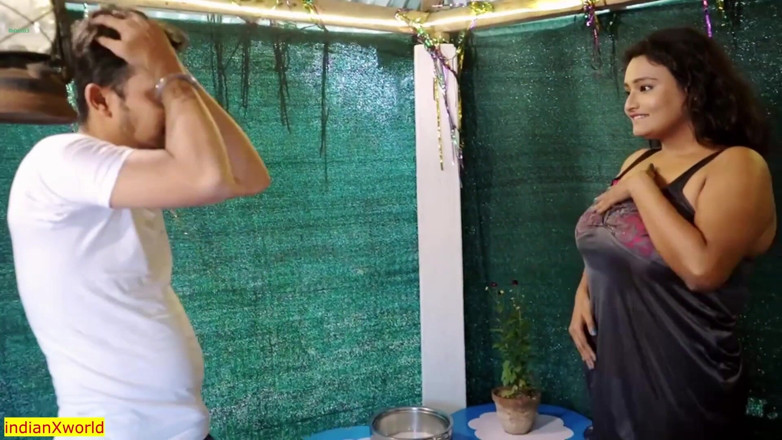 Indian Xshot: Indická vesnická doručovatelka šuká velká prsa bhabhi!