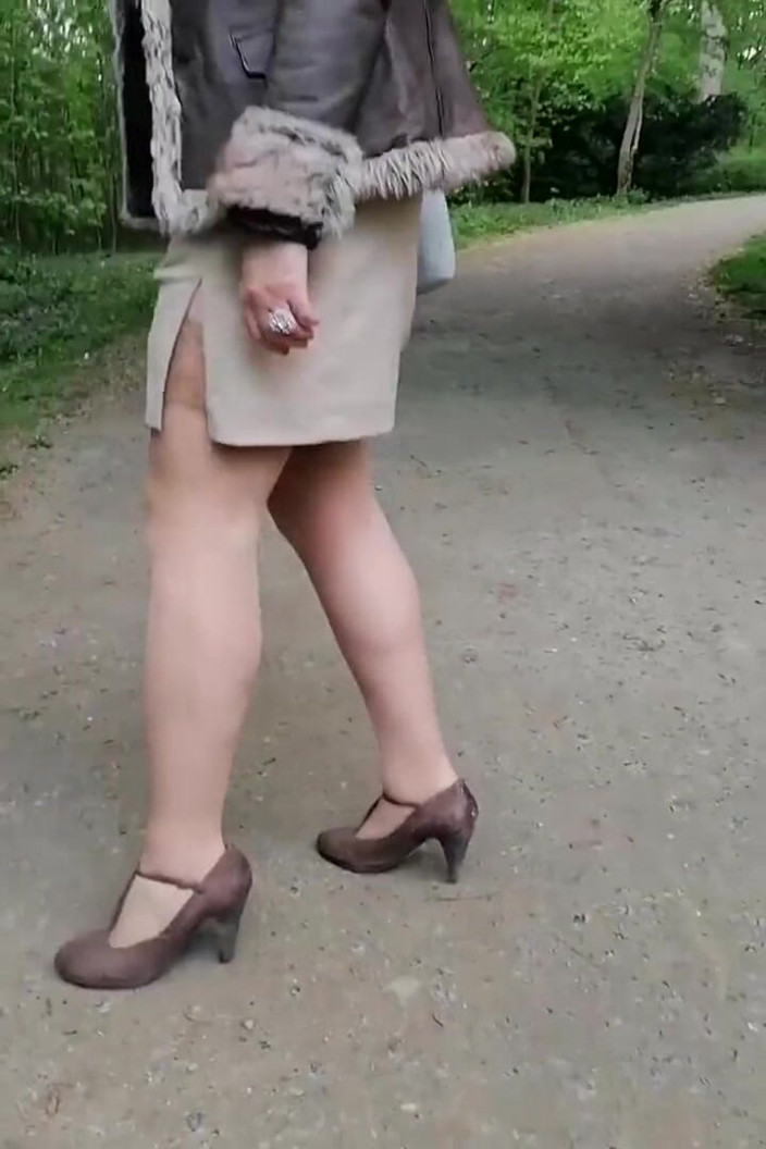 Mike Vonberg: Jalan-jalan di taman bareng pelacur cantik dengan memek be basah