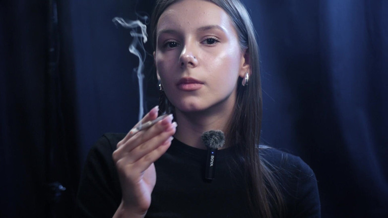 Russian Smokers: Genç kız sakin bir stüdyo seansında yavaş nefesler eşliğinde tek...