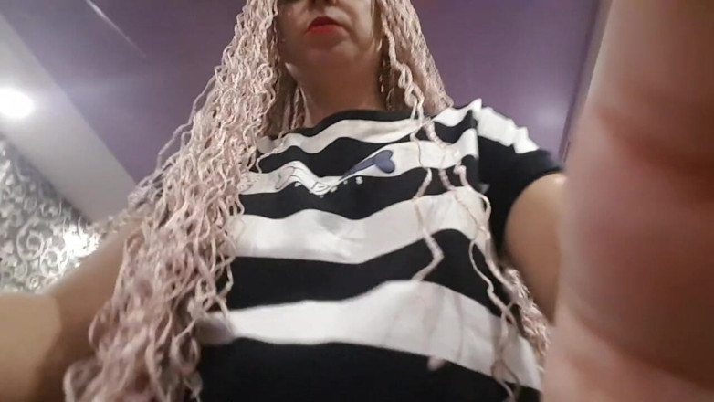 LarisaCum: Look at my new pigtails and my sexy red lipstick