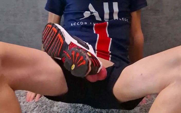 Sneakersmax98: Mein freund fickte mich tief mit einem dildo