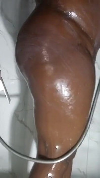 Kouřil jsem velký penis ve sprše. Byl jsem velmi nadšený. Požádal jsem ho, aby mě šukal.