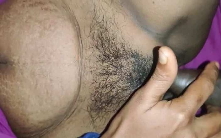 Suryasushma: Неверная домохозяйка втирает мужчине хуй в ее киску и делает трах пальцами так сексуально ее руками