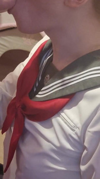 거대한 트랜스 걸스 자지에게 깊은 목구멍 펠라를 주었습니다.