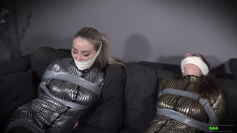 Gag Attack: Aubrey ve Julia - teyp esaretinde catsuit