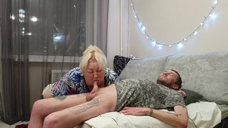 Zona901: Madrastra traga semen después de mamada profunda