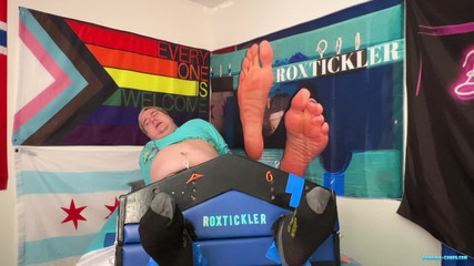 Ticklish Chubs: Matt yorucu bir gıdıklamayla