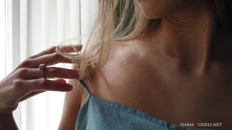 CharmModels: Сексуальная секретарша-блондинка Luise с выдающимся видео декольте