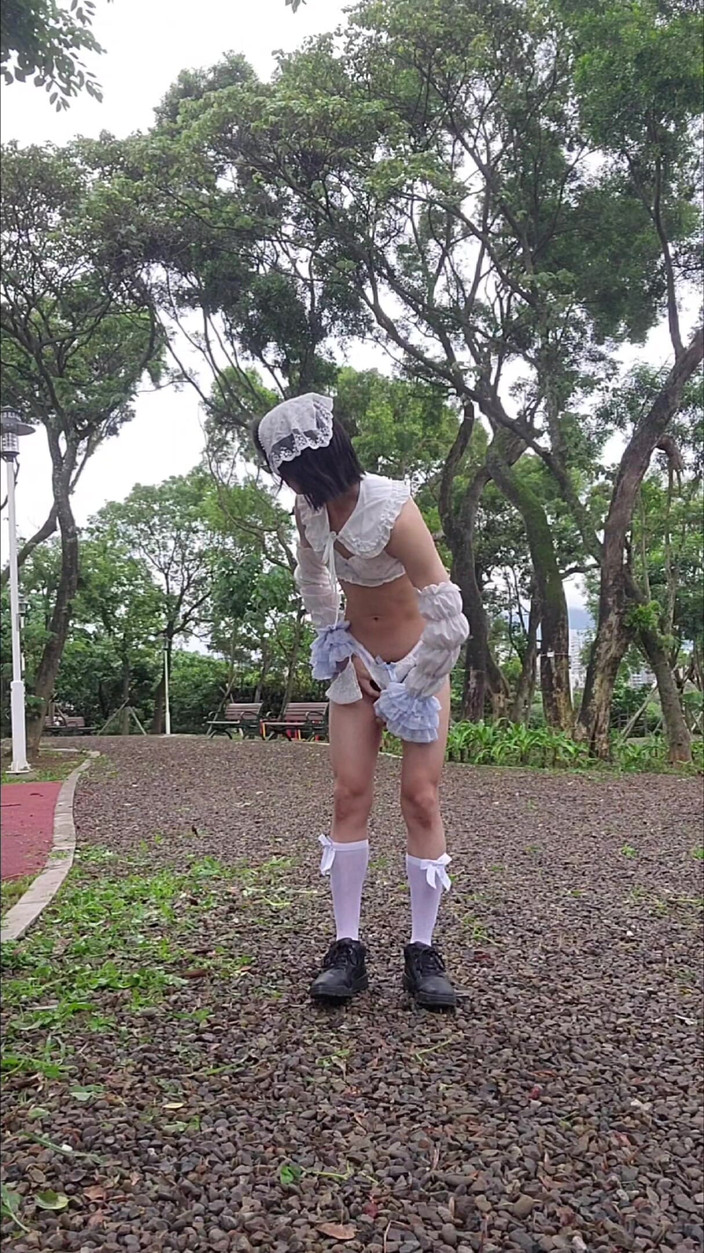 NotAFuta: Pokojówka ekshibicjonistka w parku