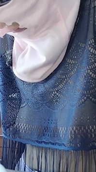 Pepek si rambut coklat berbulu, tetek besar, wanita berbulu sensual di dapur.